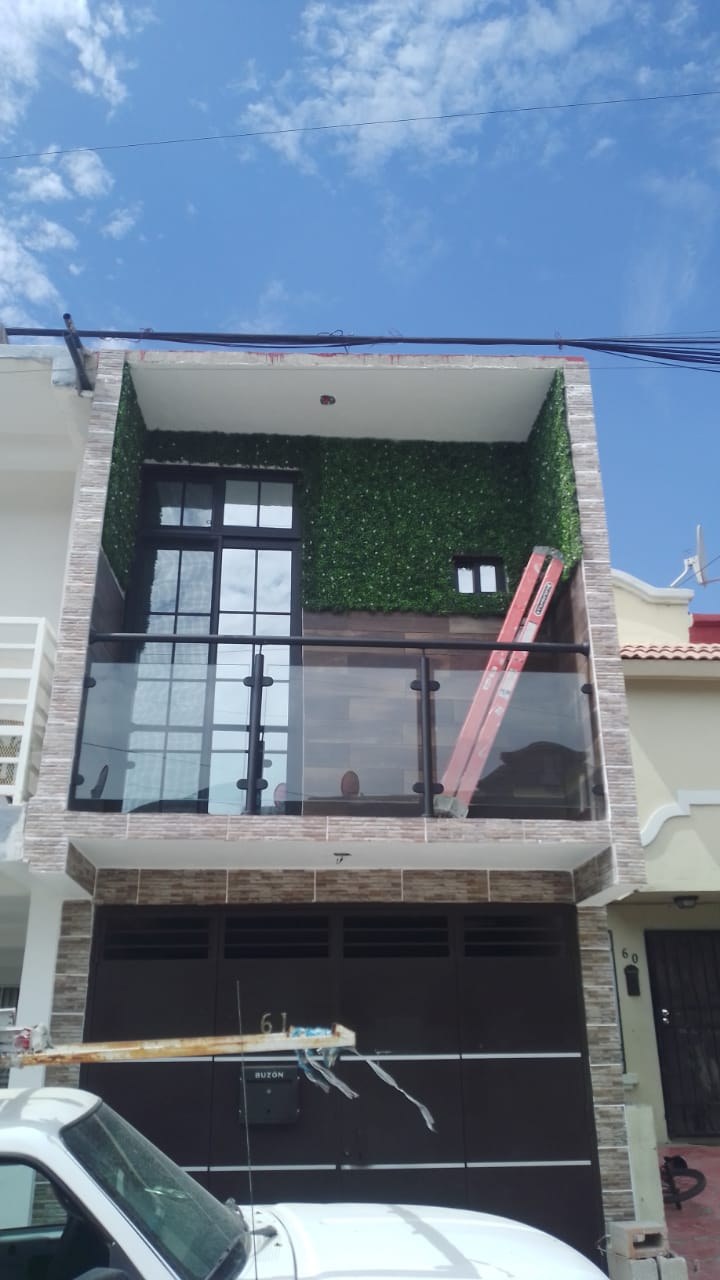 Postes de acero inoxidable y vidrio, herrajes negros
