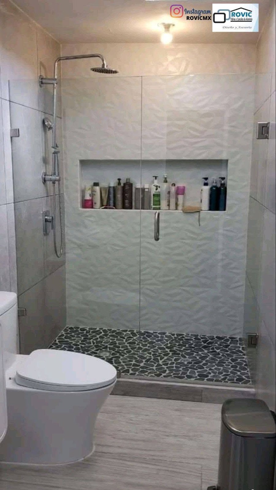 Puerta abatible y fijo, herrajes satín