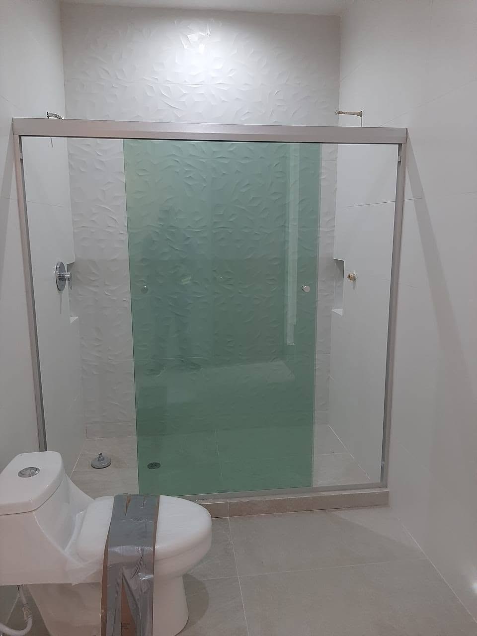 Puerta corrediza de ¼ (Río Bravo), herrajes satín