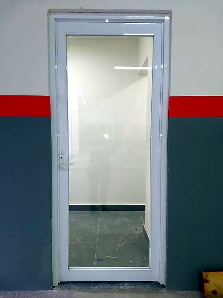 Puerta comercial de cerco ovalado en color blanco