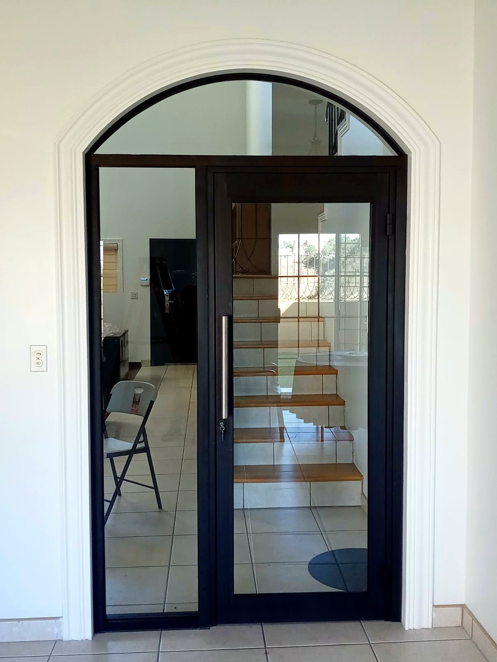 Puerta Serie 50 comercial de aluminio negro con fijo lateral y tragaluz