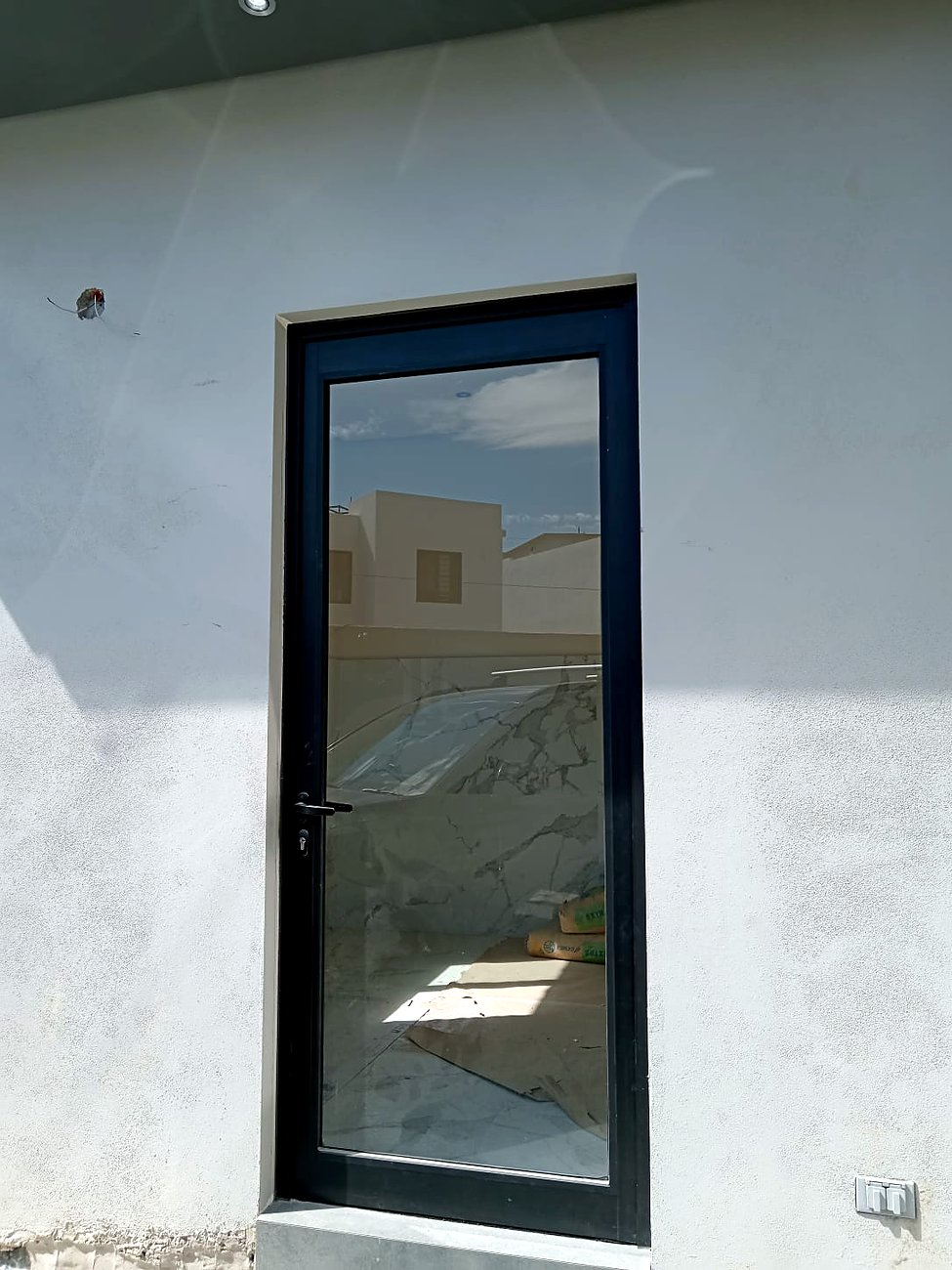 Puerta Serie 50 comercial de aluminio negro y vidrio
