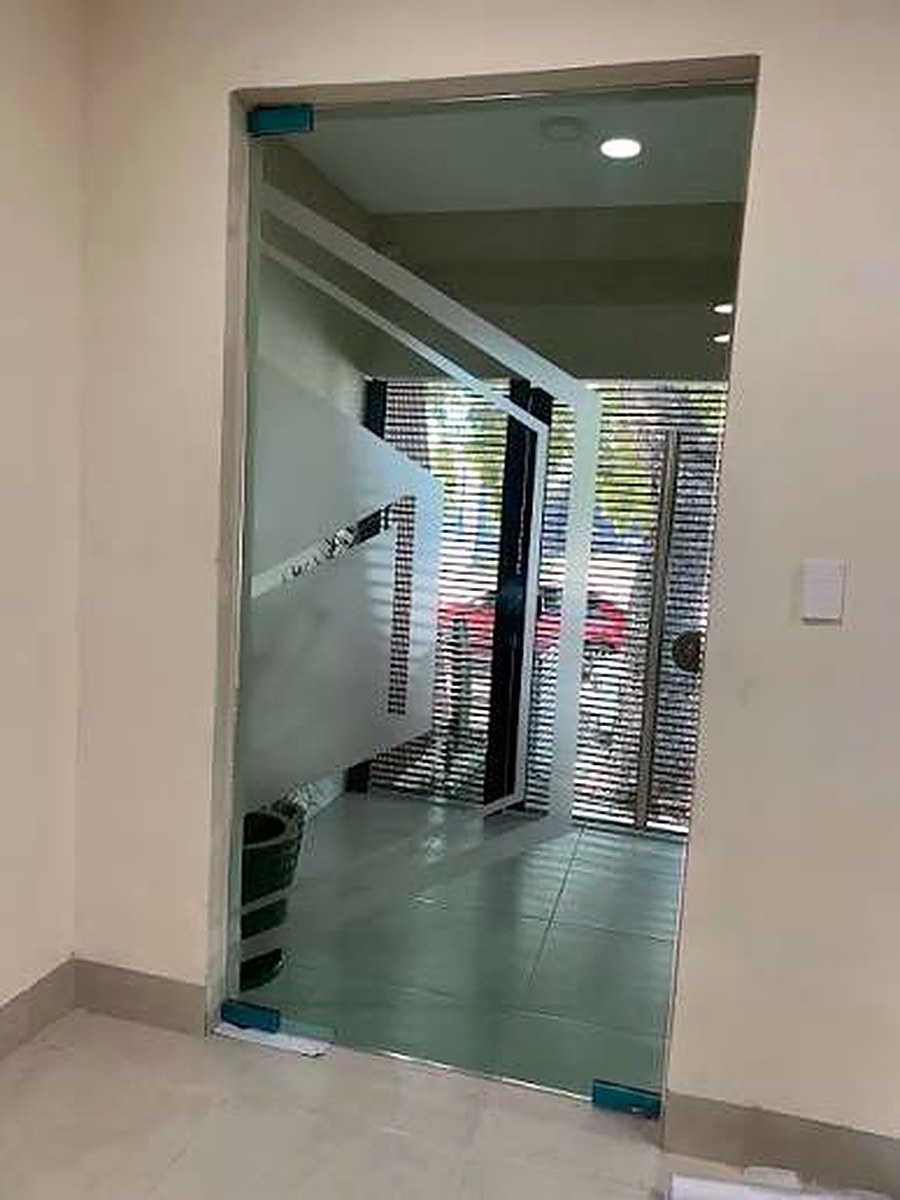 Puerta con bisagra al piso de vidrio templado