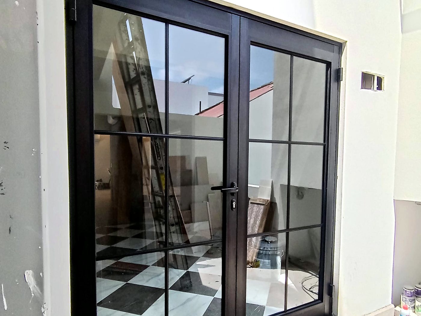 Puertas abatibles de aluminio y vidrio comerciales